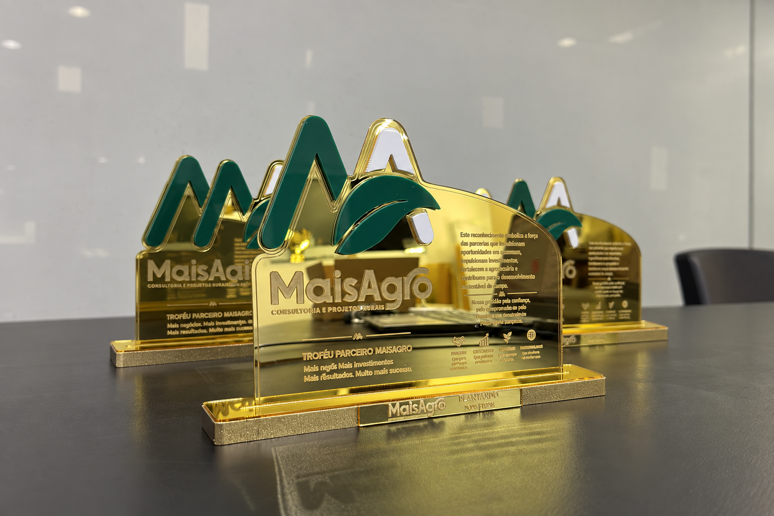 Troféu com iniciais em relevo